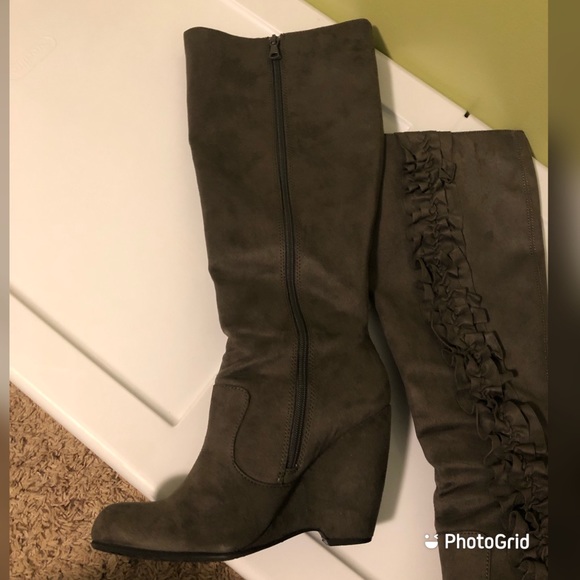 Elle Beautiful Riva Grey Wedge Tall Boots - Picture 3 of 5